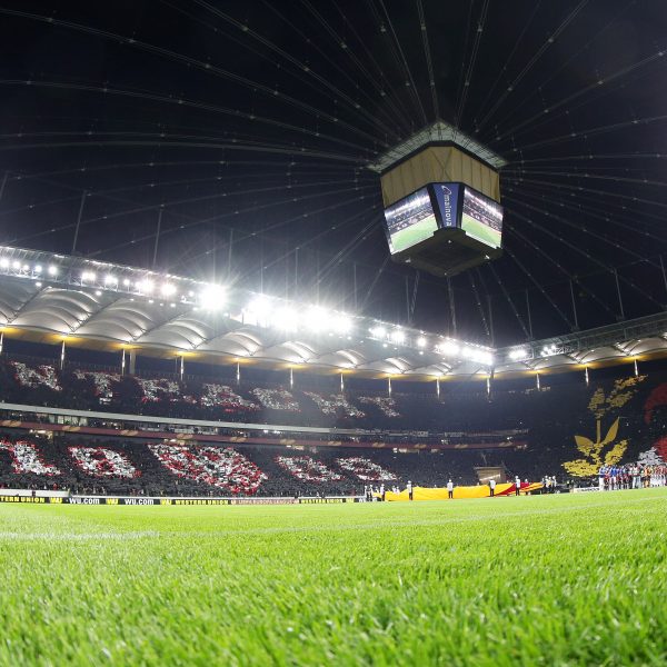  Werden in Marseille fehlen: Die fantastischen Eintracht-Fans, hier beim Heimspiel gegen Porto 2014.