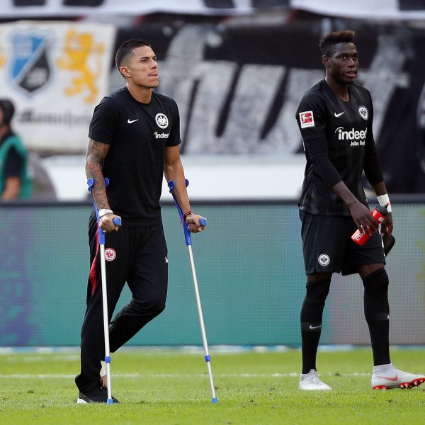  Innenverteidiger Carlos Salcedo (l.), der nach dem Bremen-Spiel mit Krücken über den Platz humpelt, dürfte der Eintracht wohl für eine Weile fehlen.