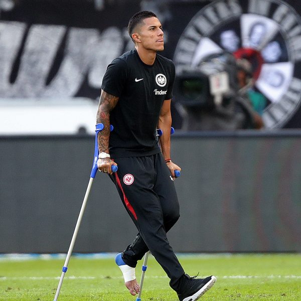  Die Eintracht muss in den nächsten Monaten auf Innenverteidiger Carlos Salcedo verzichten.