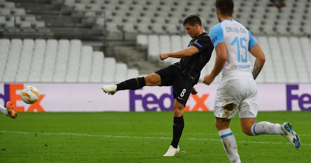 Luka Jovic hämmert zum Siegtreffer ein. Foto: Imago /Huebner