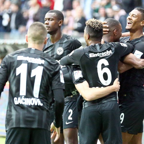  Großer Jubel über das Torn von Gelson Fernandes. Dem fleißiger Mittelfeldspieler gönnen es die Kollegen besonders. (Bild: imago/Eibner)