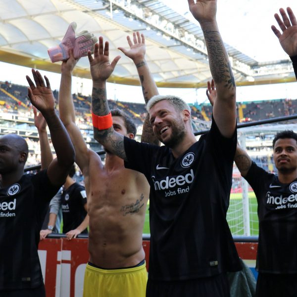  Marco Russ & Co durften sich nach dem 4:1-Sieg über Hannover lange in der Kurve feiern lassen. (Foto: imago/Hartenfelser)