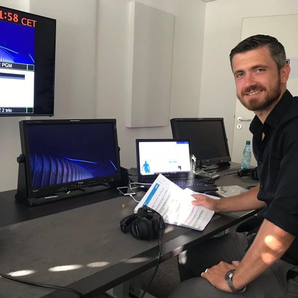  Sebastian Kneißl schaut das Hinspiel zwischen Eintracht und Chelsea im DAZN-Studio. Foto: privat