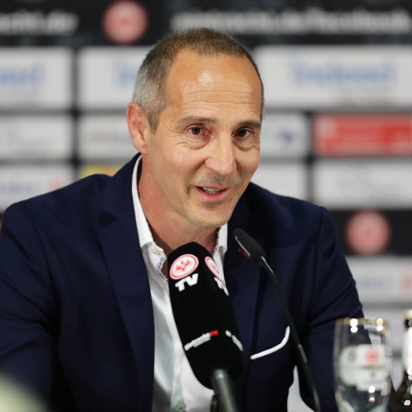  Adi Hütter kündigte vor dem Auswärtsspiel bei Hannover 96 an, wieder zu rotieren.