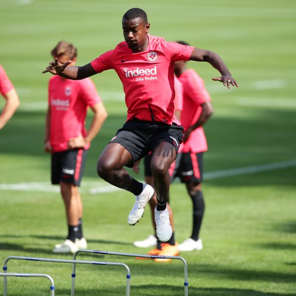  Hoch und weit: Evan N'Dicka ist der Sprung in die Bundesliga auf Anhieb geglückt.