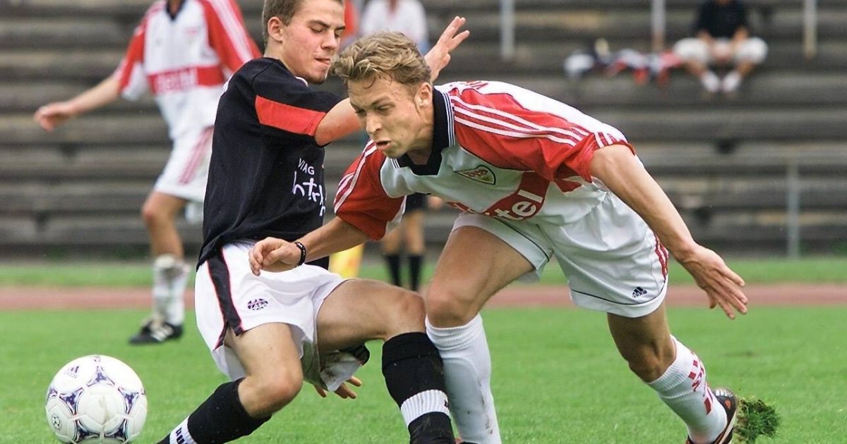 Sommer 1999: Sebastian Kneißl (li.) im Duell mit Andreas Hinkel vom B-Jugendteam des VfB Stuttgart. Foto: Imago/Pressefoto Baumann