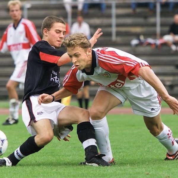  Sommer 1999: Sebastian Kneißl (li.) im Duell mit Andreas Hinkel vom B-Jugendteam des VfB Stuttgart. Foto: Imago/Pressefoto Baumann