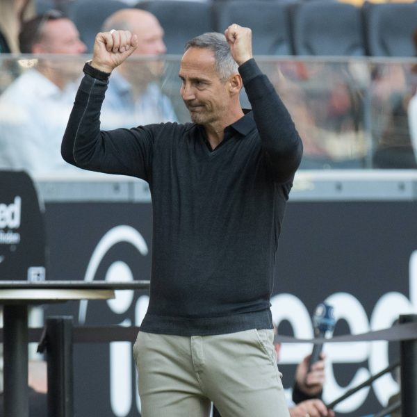  Freude ja, Euphorie nein. Adi Hütter weiß den Sieg gegen Hannover realistisch einzuordnen. (Foto: imago/Sven Simon)