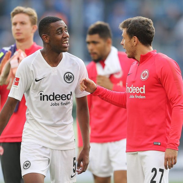  Nach dem Abpfiff große Erleichterung bei der Eintracht, aber auch weiter Gedanken an Lucas Torró. (Foto; imago/Jan Hübner)