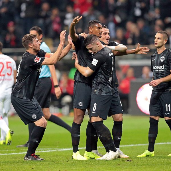  Haller lässt sich nach seiner Vorarbeit zum 3:0 von den Teamkollegen feiern. (Foto: imago/Jan Hübner)