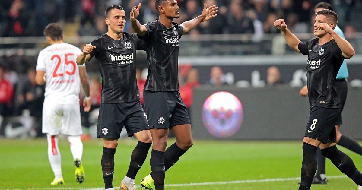 Frankfurts Sebastién Haller lässt sich von seinen Mitspielern feiern. (Foto: imago/Jan Huebner)