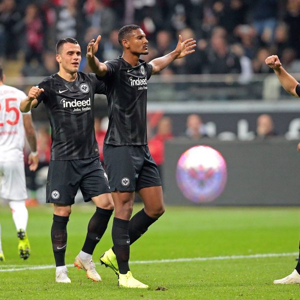  Frankfurts Sebastién Haller lässt sich von seinen Mitspielern feiern. (Foto: imago/Jan Huebner)