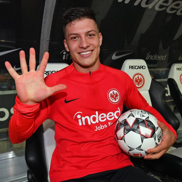  Noch Fragen? Luca Jovic schnappte sich nach dem Fünferpack das Spielgerät (Foto: imago/Jan Hübner)