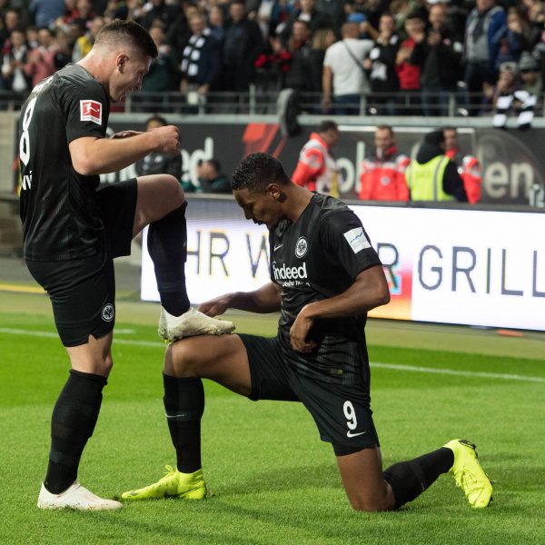  Auch Sturmkollege Sebastién Haller hat Achtung vor Luka Jovics linker Klebe. (Foto: imago/Sven Simon)