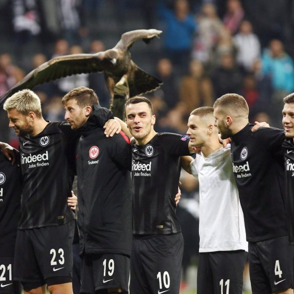  Die Eintracht gewinnt auch ihr drittes Europaleague-Spiel und lässt sich zurecht feiern. Nun fehlt nur noch ein Sieg zum sicheren Überwintern in Europa. (Bild: imago/Eibner)