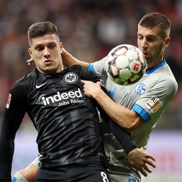  Luka Jovic (im Zweikampf mit Schalkes Matija Nastasic) kann sich gegen die Königsblauen noch nicht entscheidend durchsetzen.