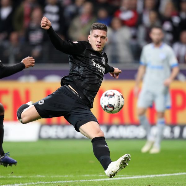  Real Madrid bietet 45 Millionen für Jovic. Der FC Barcelona ist ebenfalls an dem talentierten Serben interessiert.