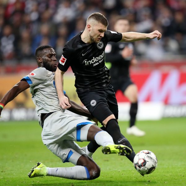  Abteilung Attacke: Ante Rebic läuft Schalke Salif Sané davon.