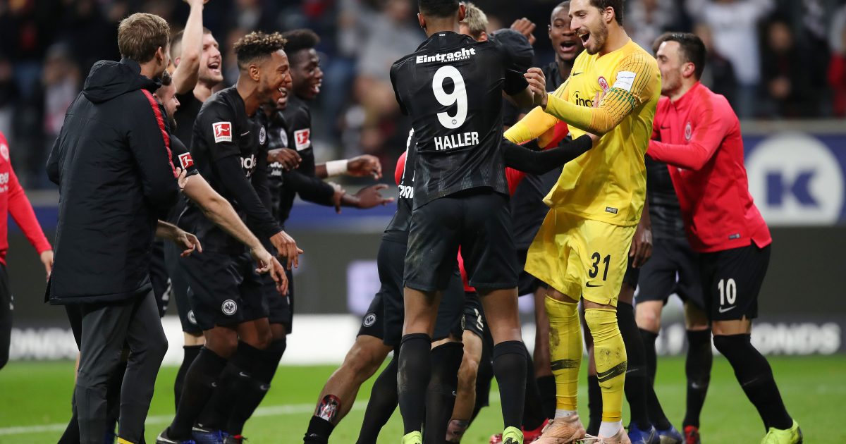 Jubelsprünge nach dem Schlusspfiff: Die Frankfurter Eintracht befindet sich aktuell im Höhenflug und die Spieler genießen es in vollen Zügen.