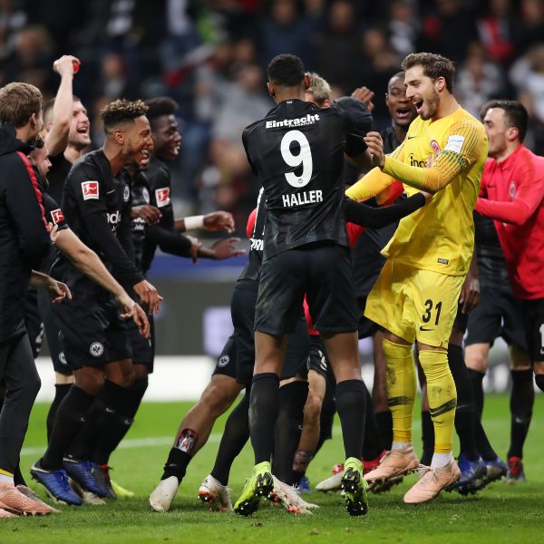  Jubelsprünge nach dem Schlusspfiff: Die Frankfurter Eintracht befindet sich aktuell im Höhenflug und die Spieler genießen es in vollen Zügen.