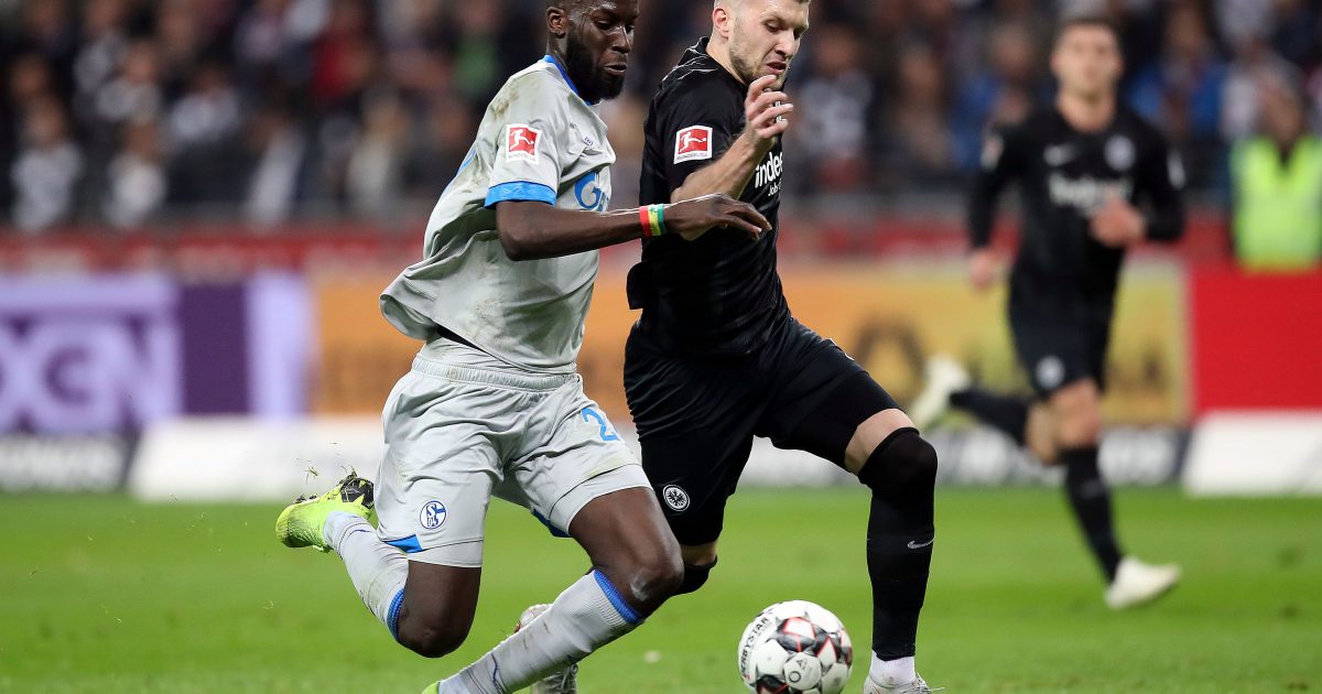 Schwupps - schon ist der Ball wieder bei den Frankfurtern. Salif Sane lässt sich von Ante Rebic den Ball ablaufen.