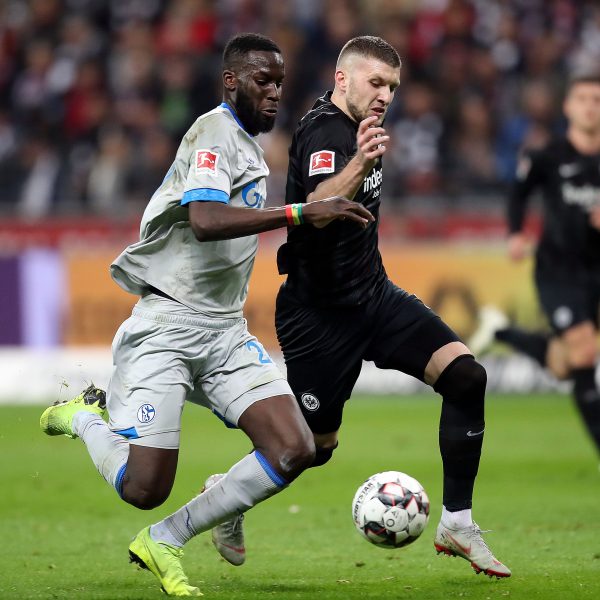  Schwupps - schon ist der Ball wieder bei den Frankfurtern. Salif Sane lässt sich von Ante Rebic den Ball ablaufen.