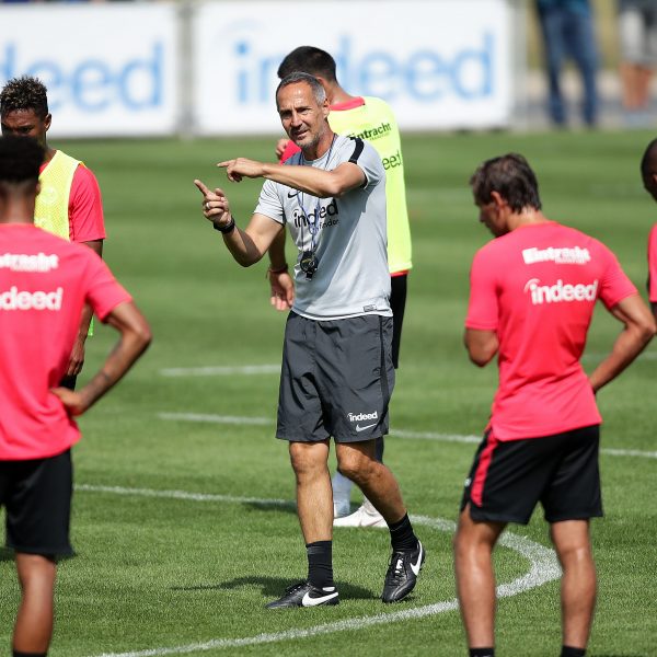  Adi Hütter will von seinem Team in Stuttgart eine Leistungssteigerung sehen.