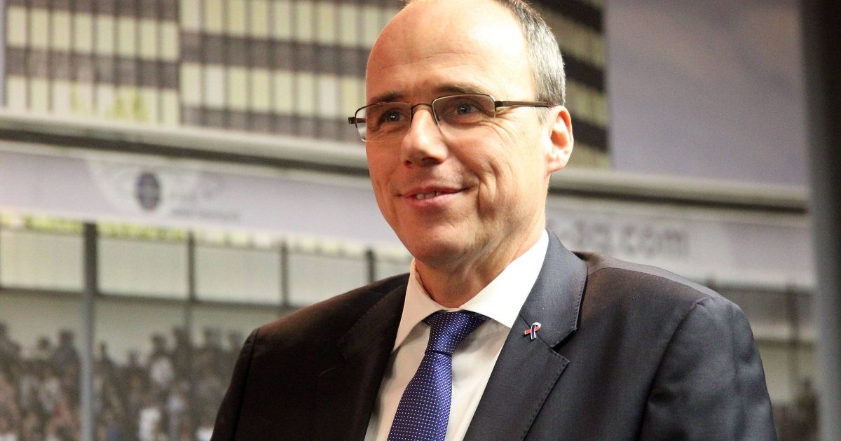 Peter Beuth und die Eintracht-Fans haben unterschiedliche Auffassungen in Sachen Pyrotechnik. Foto: Imago/Jan Huebner