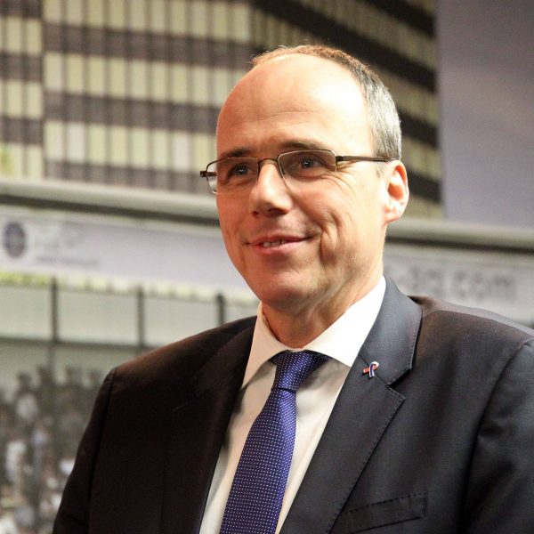  Peter Beuth und die Eintracht-Fans haben unterschiedliche Auffassungen in Sachen Pyrotechnik. Foto: Imago/Jan Huebner