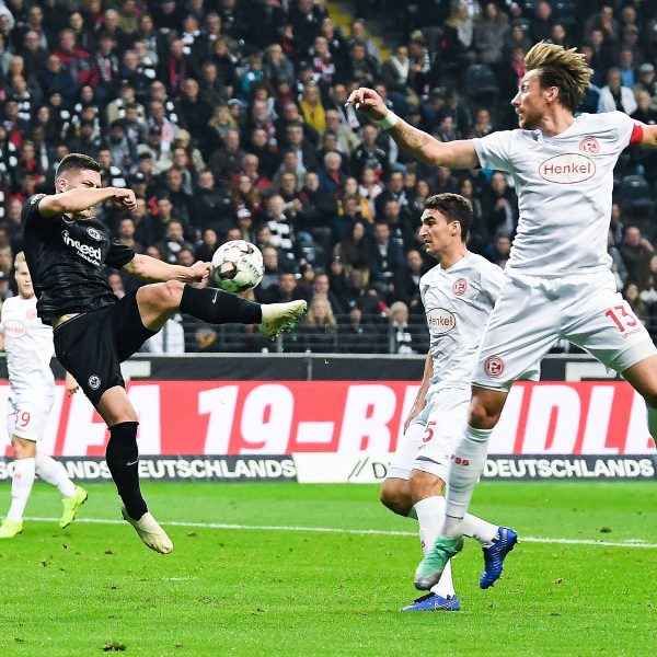  Sein akrobatischer Treffer zum 2:0 bei seiner fünf Tore Gala ist nun ausgezeichnet worden (Bild: imago/Jan Huebner)