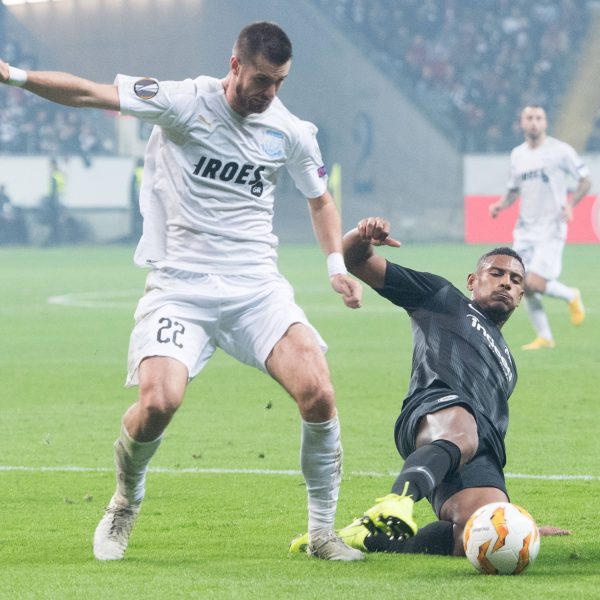  Sebastien Haller haut sich in das Duell mit Limassols Valentin Roberge. (Quelle: Imago/Sven Simon)