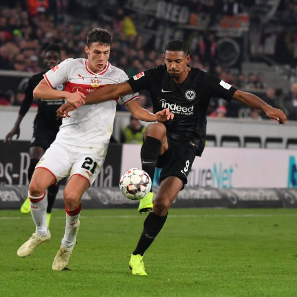  Ein französiches Duell. Und häufig zog Benjamin Pavard den Kürzeren im Duell mit Sebastien Haller.