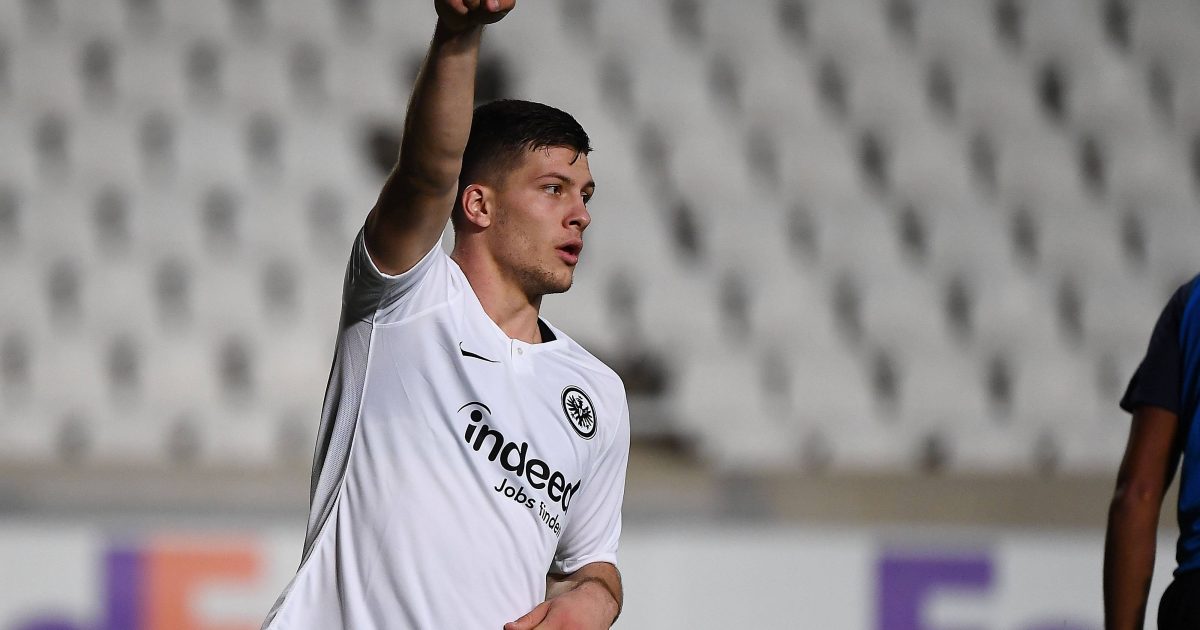 Da geht's Richtung Achtelfinale. Luka Jovic zeigt es an. Foto: Imago/Jan Huebner