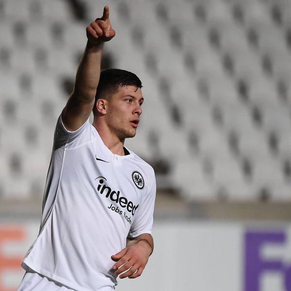  Da geht's Richtung Achtelfinale. Luka Jovic zeigt es an. Foto: Imago/Jan Huebner