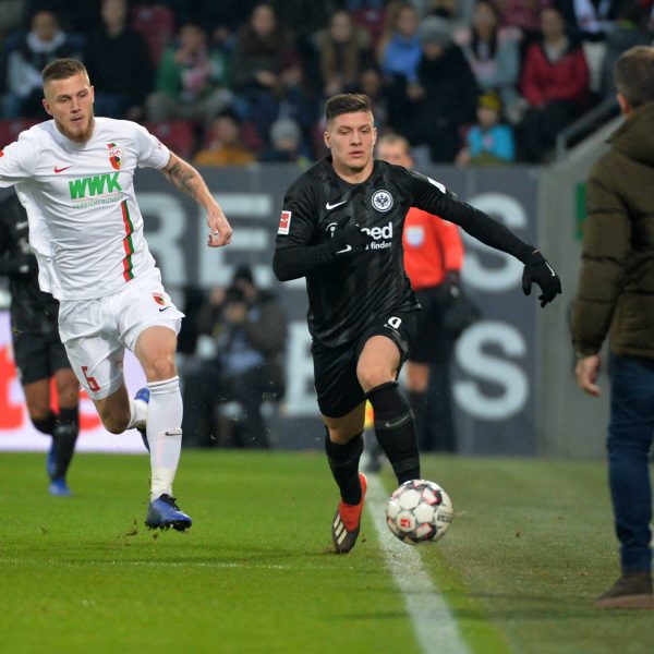  Entscheidender Moment! Luka Jovic kratzt vor dem 2:0 den Ball von der Linie und legt Sebastien Haller auf. (Quelle: imago/Jan Huebner)