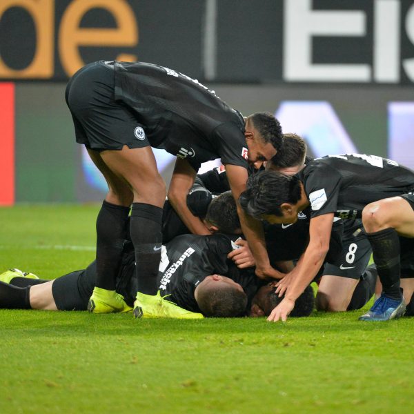  Kollektiver Jubel nach dem zwischenzeitlichen 3:0. (Bild: imago/Jan Huebner)