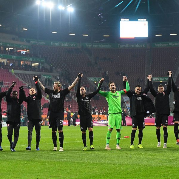  Auch in Augsburg hat die Eintracht Grund zum Jubeln. Zumindest bis heute steht man auf dem zweiten Tabellenplatz und ist nun einer der Verfolger von Borussia Dortmund. (Bild: imago/Jan Huebner)