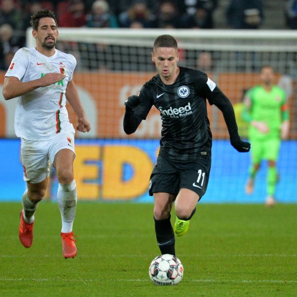  Frenetisches Publikum unter Flutlicht - Mijat Gacinovic wird im Europapokal in die Startelf rutschen. (Quelle: imago/Jan Huebner)