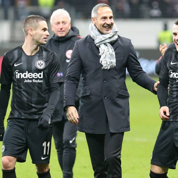  Freude und Stolz beim Eintracht-Coach: Adi Hütter mit seinen Männern nach dem Abpfiff. (Foto: imago/Osnapix)