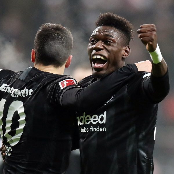  im Jubel vereint. Kostic auf Da Costa - 1:0.