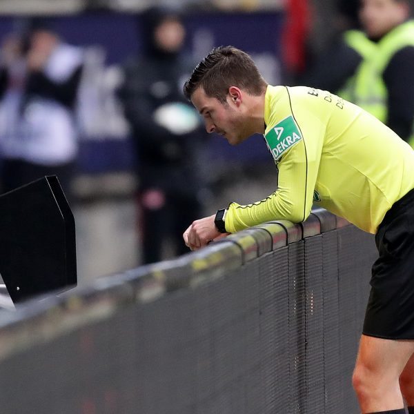  Die Schiedsrichter werden in Sachen Videobeweis immer wieder im Regen stehen gelassen.