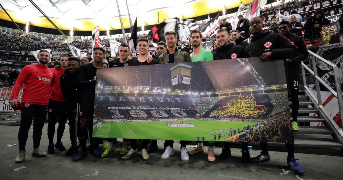  Der Freude tat die Niederlage gegen Bayern München keinen Abbruch. Spieler und Fans feiern die erfolgreiche Hinrunde