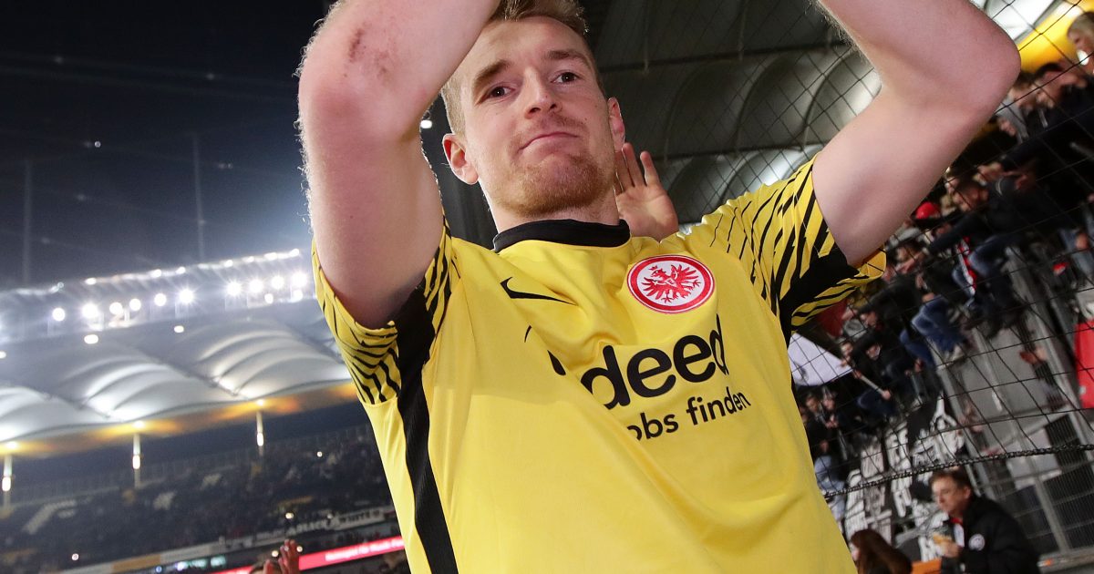 Lukas Hradecky vor dem Ort, den er vermisst: Die Nordwestkurve im Frankfurter Waldstadion.