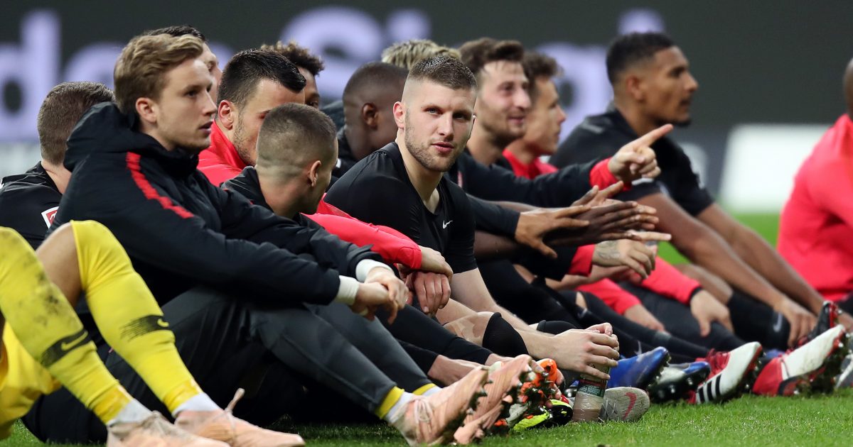  Auch der Vizemeister Schalke 04 wurde von den Hessen überrannt. Die Spieler durften im Anschluss mit den Fans feiern.