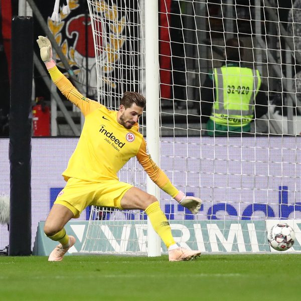  Kevin Trapp ist geschlagen. Wolfsburgs Mehmedi trifft in der 31. Minute zum 0:1.