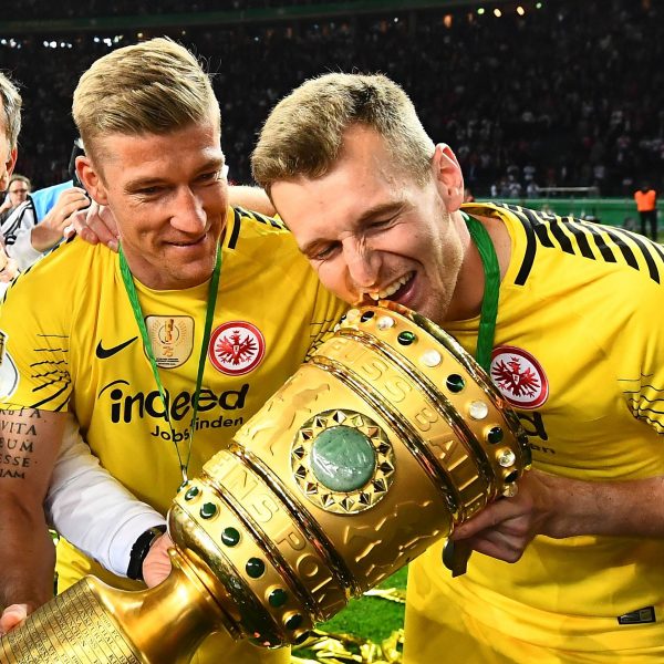  Ein Moment für die Ewigkeit: Lukas Hradecky mit Kumpel Jan Zimmermann und Torwarttrainer 