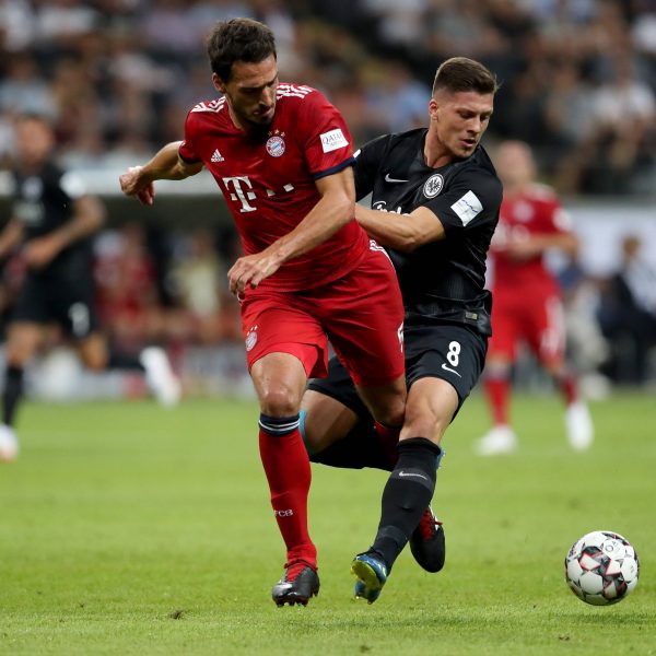  Luka Jovic (r.) gegen Mats Hummels. Der Serbe ist im Vorfeld des Spiels bereits das große Thema. Knipst er auch gegen seinen Ex-Trainer? (Foto: imago/HMB-Media)