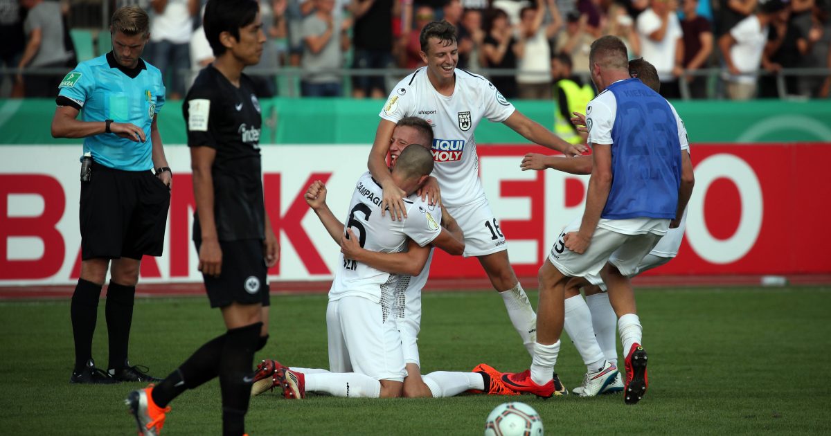  Pokal-Aus in Ulm: Makoto Hasebe ist Niedergeschlagen, während die Ulmer ihr Glück kaum fassen können. (Bild: imago/Sportfoto Rudel)