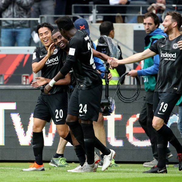  Makoto Hasebe, Gelson Fernandes (beide links) und David Abraham (r.) werden gemeinsam mit Marco Russ auch 2019/20 Teil der Eintracht sein. (Foto: imago/Eibner)