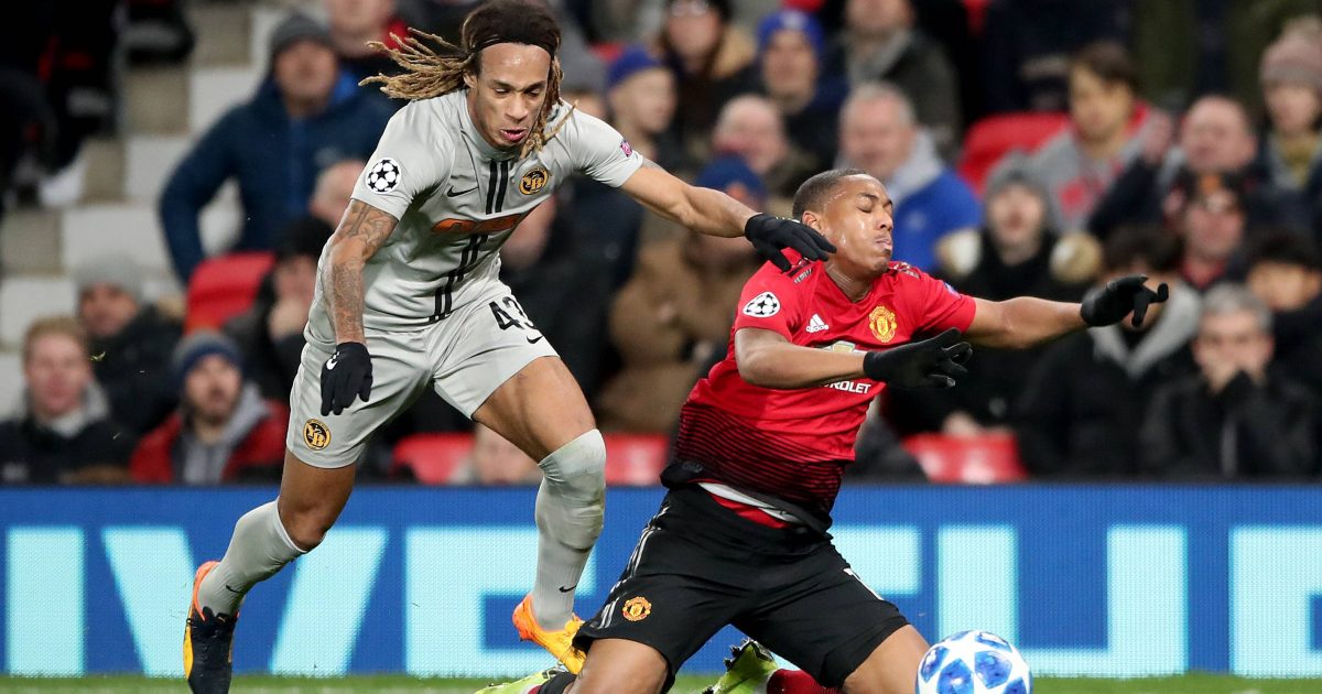  Kevin Mbabu - hier im Duell mit Anthony Martial (Man United) - könnte es im Winter nach Frankfurt ziehen. (Foto: Imago/PA Images)